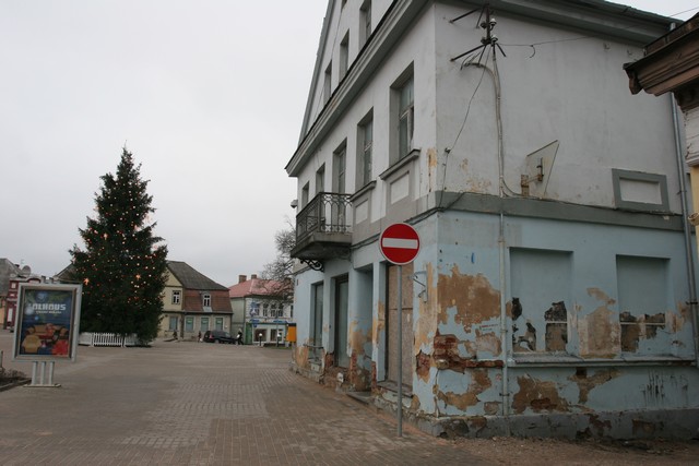 Kamēr īpašnieki tiesājas, māja iet postā
