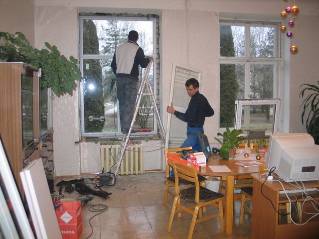 Džūkstes vidusskolā maina logus