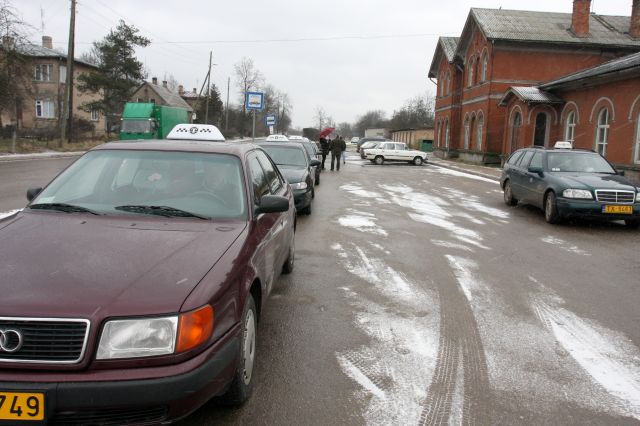 Taksometru šoferi vēlas kārtību dzelzceļa stacijas teritorijā