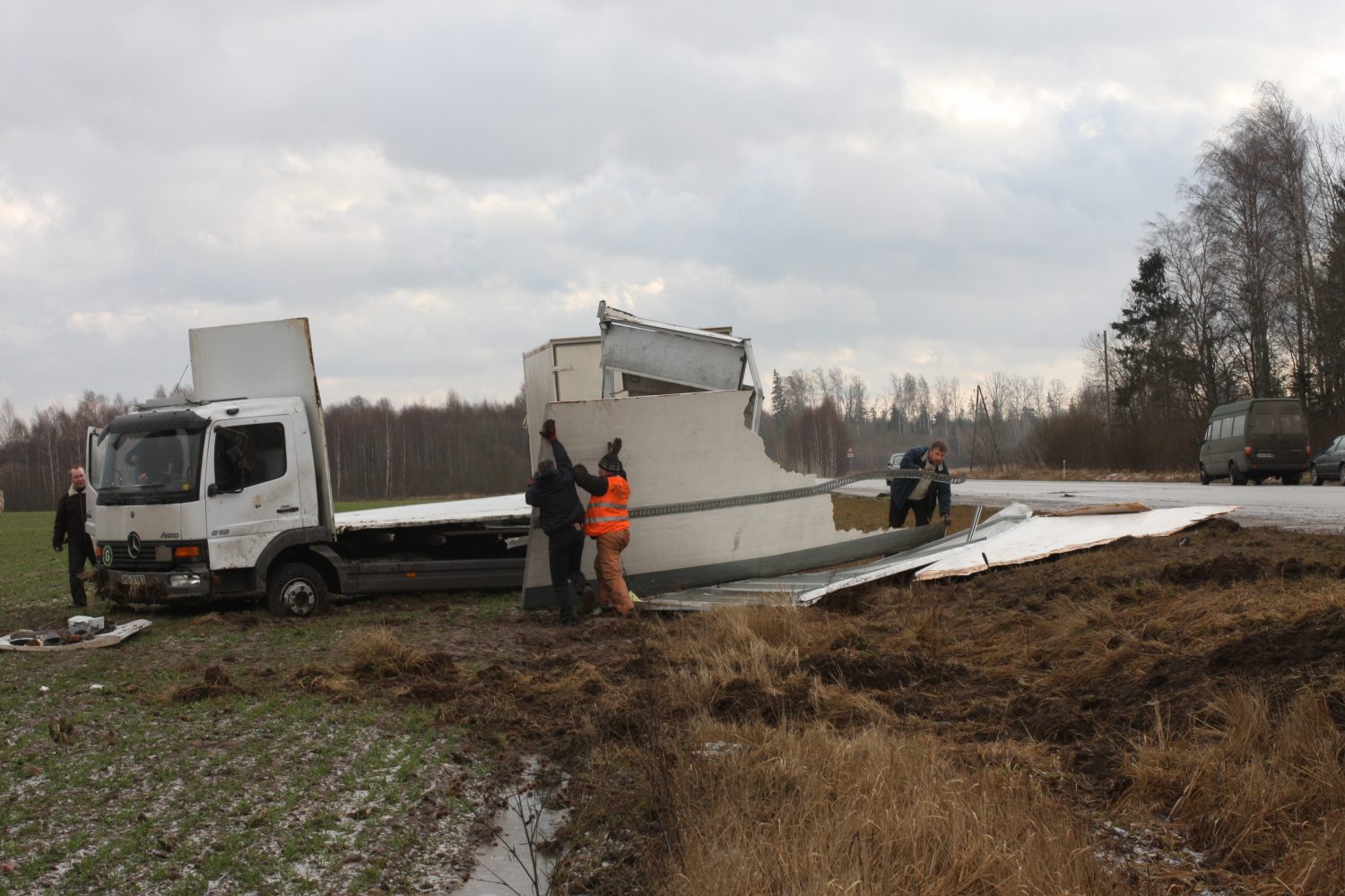 “Melnais ledus” triec grāvī