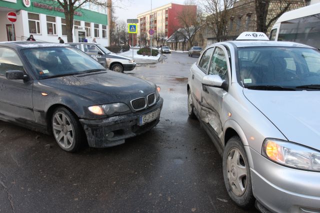 Divu automašīnu sadursme pie pasta Tukumā