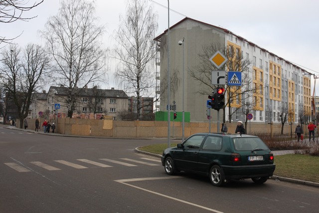 Vai blakus daudzdzīvokļu mājām jādzīvo tumsā?