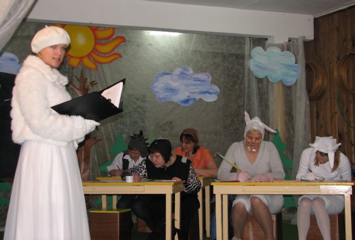 «Zīļukā» audzinātājas izrāda «Sniegbaltītes skolu»
