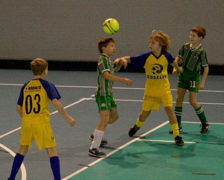 Mūsu futbolisti ar spēcīgajiem cīnās kā ar līdzīgiem