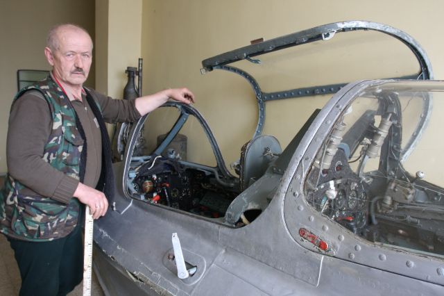 Apsēsties iznīcinātāja kabīnē un bildēties