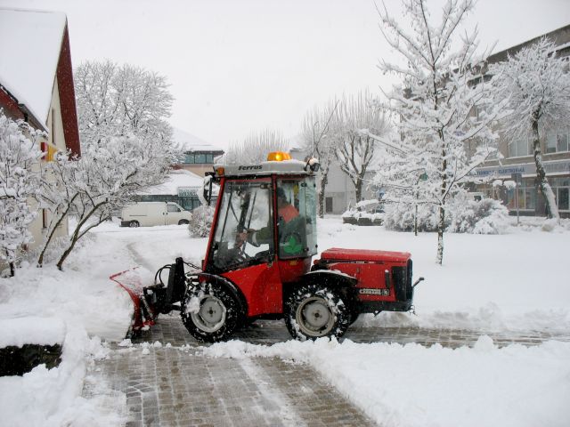 Negaidītais sniegs sagādā darbu ielu tīrītājiem un sētniekiem