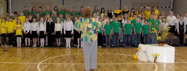 Pavasara vēstneši nāk ar dziesmām un salūtu