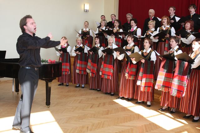 Pusfinālā – pieci kori