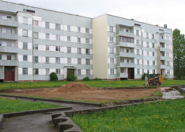 Smilšu ielā top bērnu rotaļlaukums