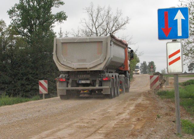 Slēgs ceļu tilta remonta dēļ