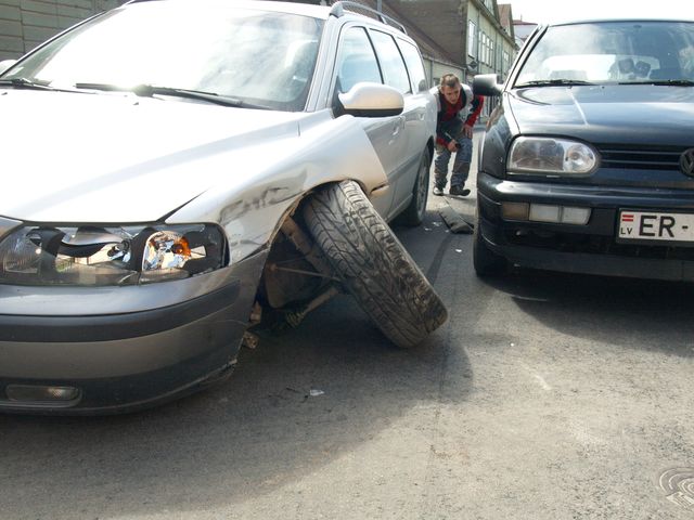 Lielajā ielā automašīnai VOLVO nolūzt ritenis /Papildināts/