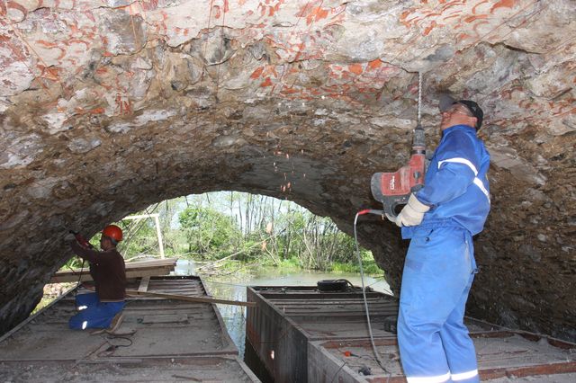 Atjauno vienu no vecākajiem tiltiem Latvijā