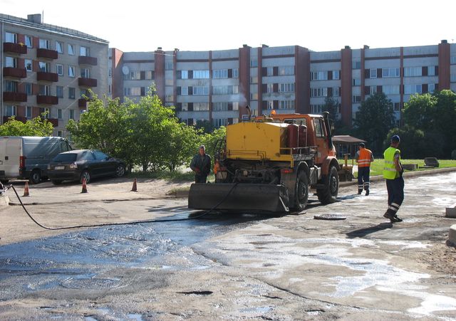 Automašīnas kavē darbus Kurzemes ielas pagalmos