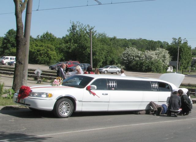 Kāziniekiem salūzt  lepnā mašīna pie pašas Tukums I  dzelzceļa pārbrauktuves