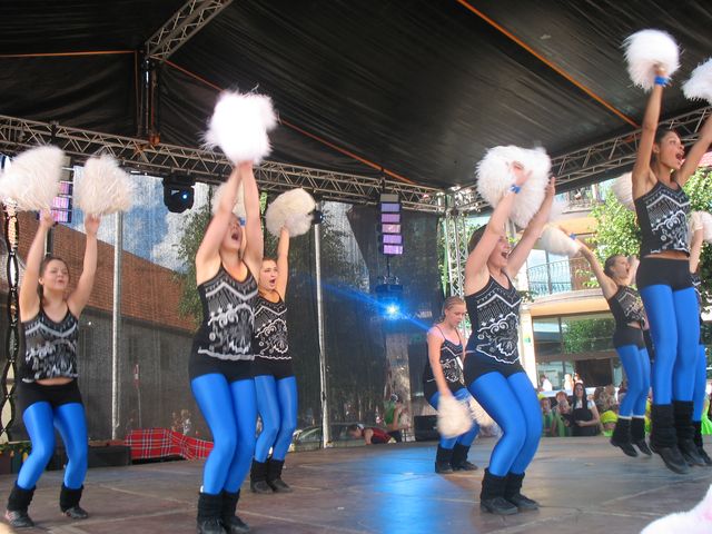 Sadraudzības pilsētu dejotāji – uz vienas skatuves