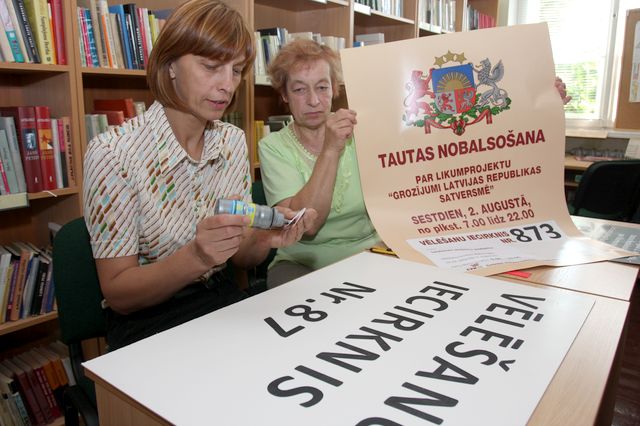 Ja tie tur, augšās, nesaprot…