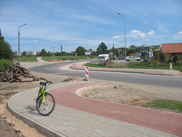 Kādēļ veloceliņš šķērso brauktuvi?