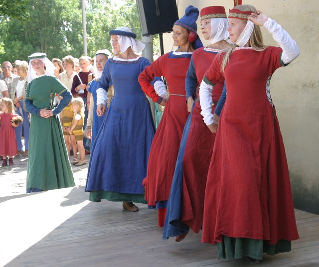 Renesanses dejas un roze Jaunmokās