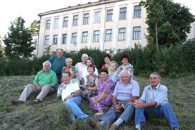 Jūlija beigās salidojumā tikās 1958. gada Kandavas Kārļa Mīlenbaha vidusskolas izlaiduma klase