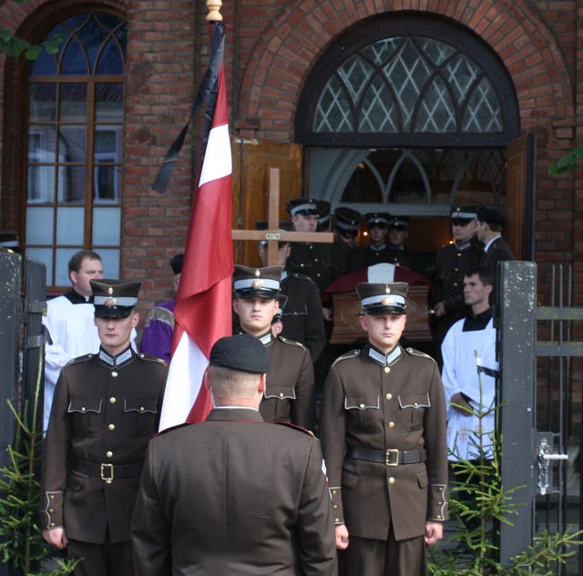 Zemes klēpī guldīja karavīru