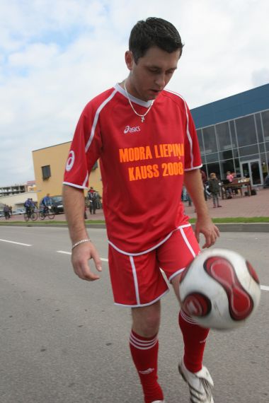 Vaļasprieks – uzstādīt rekordus, žonglējot ar bumbu