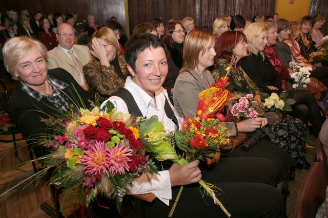 Visi rudens ziedi skolotājiem! /FOTOREPORTĀŽA/