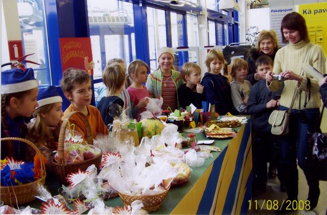 Skolēni mācās tirgoties lielveikalā