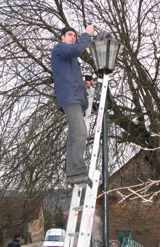 Kāpēc dienā deg ielu apgaismojums?