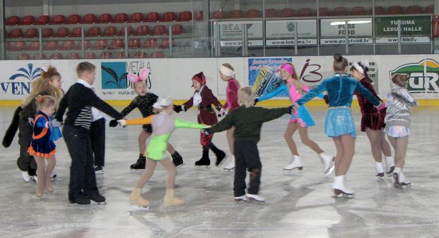 Ziemassvētku vecītis uz slidām