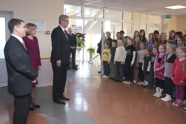 Valsts prezidents ar kundzi apciemo Tukumu