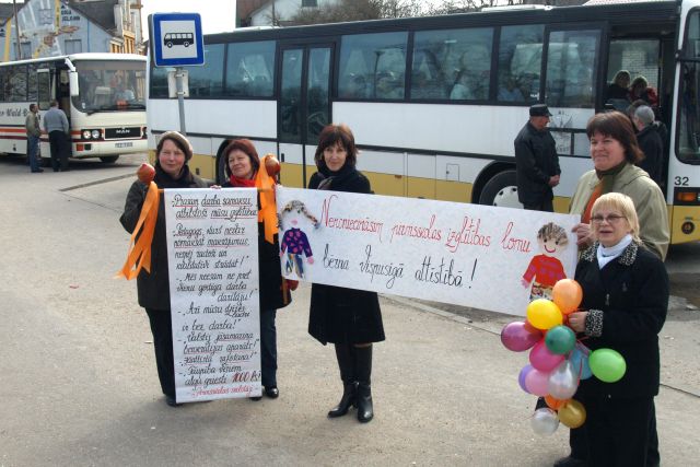 Vairāk nekā 200 rajona skolotāju brauc uz protesta gājienu