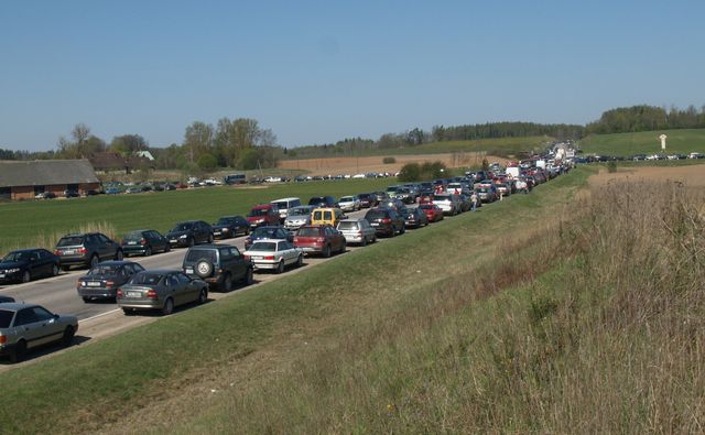 FOTO: Stādu un automašīnu parāde ap Jaunmoku pili
