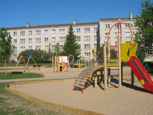 Kāpēc bērnudārza bērni spēlējas rotaļlaukumā?