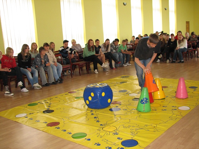 Eiropas nedēļā kandavas skolēni spēlē erudītu spēli «Ceļojums pa Eiropu»