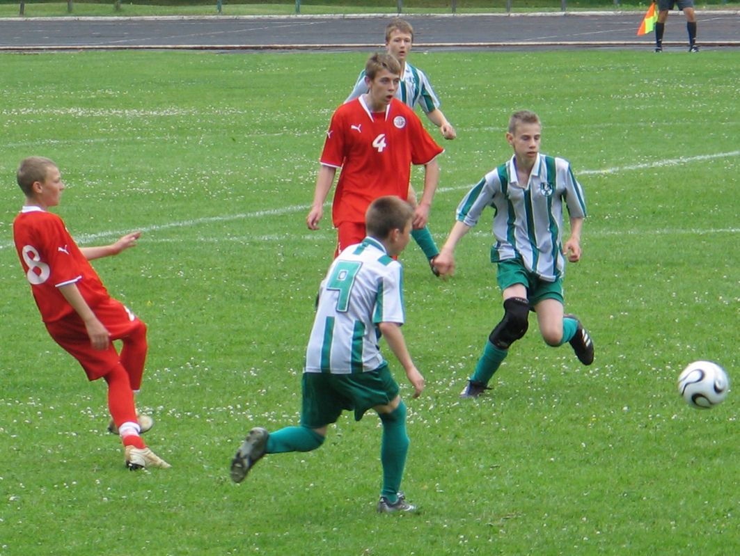 Futbols – gan lietū, gan saulē