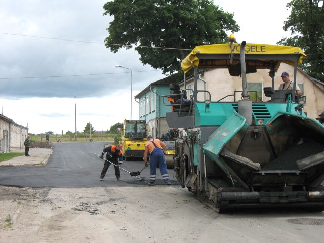 Jāņa ielā asfaltē sadrupušos posmus