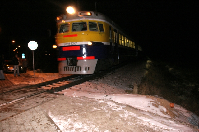 Durbē vilciens aizķer un traumē garām skrienošu jaunieti