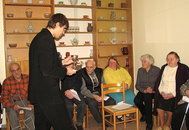 Kandavā ar Svētbrīdi iepriecina pansijas ļaudis