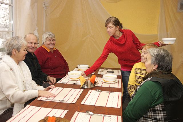 Pensionārus uz pusdienām aicina «Upesloki»