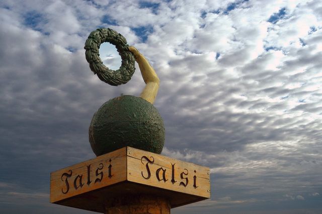 Talsu foto kluba izstāde «Talsi dienā un naktī»