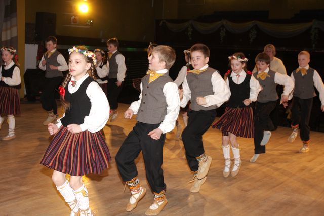 Dejotāji pošas Lielajiem Dziesmu un deju svētkiem