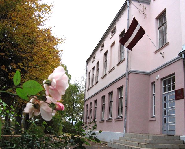 Praviņu un Sēmes pamatskolu – vēl  neslēdz