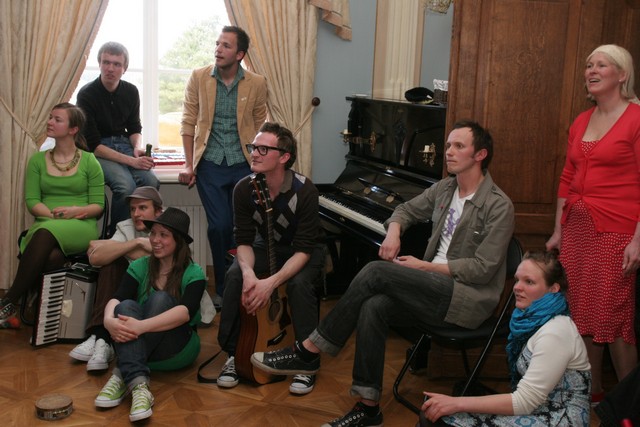 Imants Ziedonis un tukumnieki stāda Ķiršu dārzu