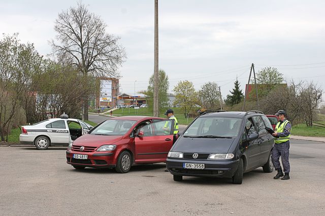 Policisti ar netrafarētu automašīnu uzmana satiksmes drošību