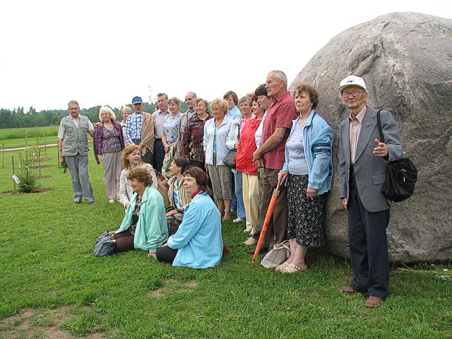 Likteņdārzā zaļo kandavnieku stādītie ozoli