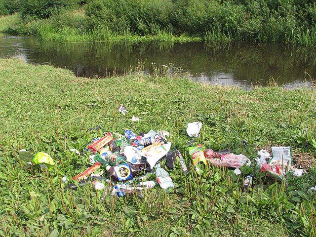 Peldvieta – atkritumu izmešanas vieta?!