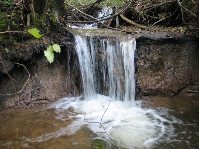 Izskalota ceļa dēļ dzīve saimniecībā nobloķēta