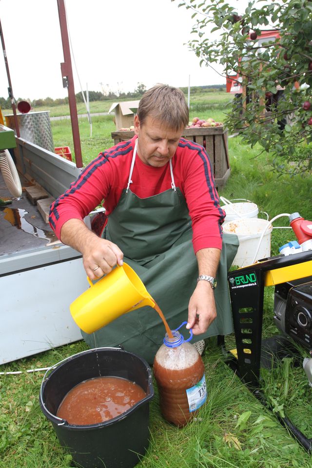 Pūrē tapusi pārvietojamā ābolu sulas spiede