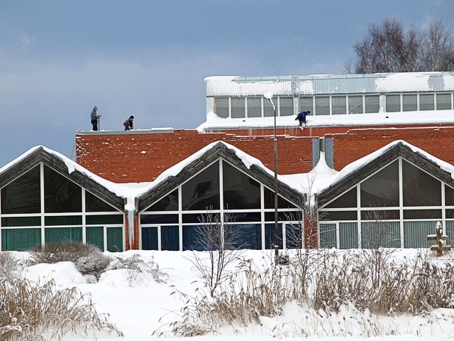 Sabrucis Zemgales vidusskolas aktu zāles jumts /FOTO/