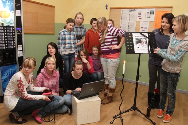 Engurnieki piemin mūziķi Mārtiņu Freimani